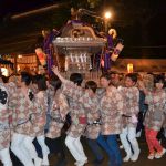 流山赤城神社の神輿を元気に担ぐ娘たち