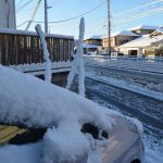 雪に包まれた車